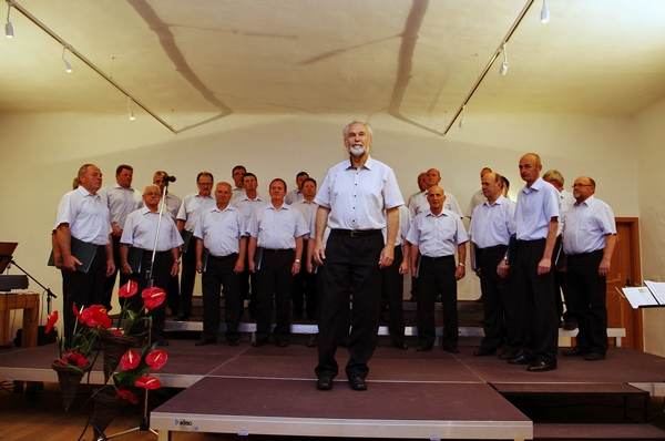 V objemu popevke z brestaniškim moškim zborom